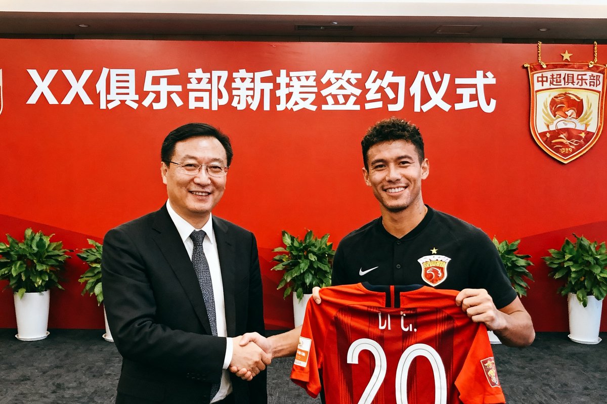 某中超俱乐部新闻发布厅内新援签约仪式，球员手举球衣与俱乐部高层微笑合影的正式场合
